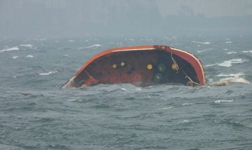 Der Öltanker "Terra Nova" war am Donnerstag in der Bucht von Manila. (Archivbild) Foto: Uncredited/Philippine Coast Guard/AP/dpa