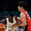 Deutschlands Dennis Schröder (l.) und Hirotaka Yoshii aus Japan kämpfen um den Desk