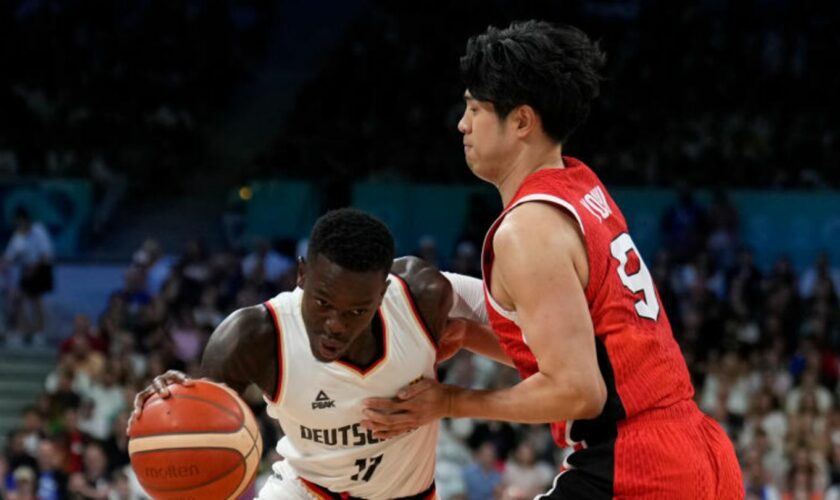 Deutschlands Dennis Schröder (l.) und Hirotaka Yoshii aus Japan kämpfen um den Desk