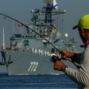 Ein russisches Militärschiff läuft in den Hafen von Havanna ein. Foto: Ramon Espinosa/AP/dpa