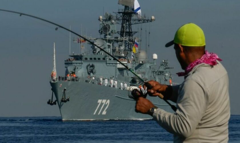 Ein russisches Militärschiff läuft in den Hafen von Havanna ein. Foto: Ramon Espinosa/AP/dpa