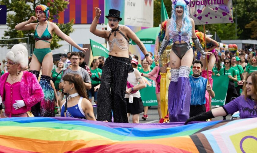 Christopher Street Day: Viel Glitzer und Party auf CSD in Berlin