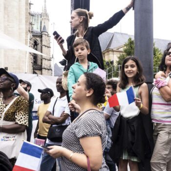 « Aujourd’hui, on est vraiment fiers d’être dyonisiens » : jour de fête à Saint-Denis pour le dernier relais de la flamme