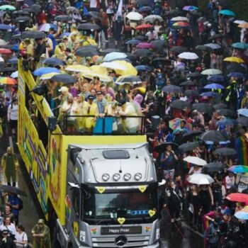 Erst regnet es beim CSD, doch dann kommt auch die Sonne raus. Foto: Jörg Carstensen/dpa