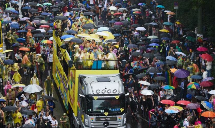 Erst regnet es beim CSD, doch dann kommt auch die Sonne raus. Foto: Jörg Carstensen/dpa