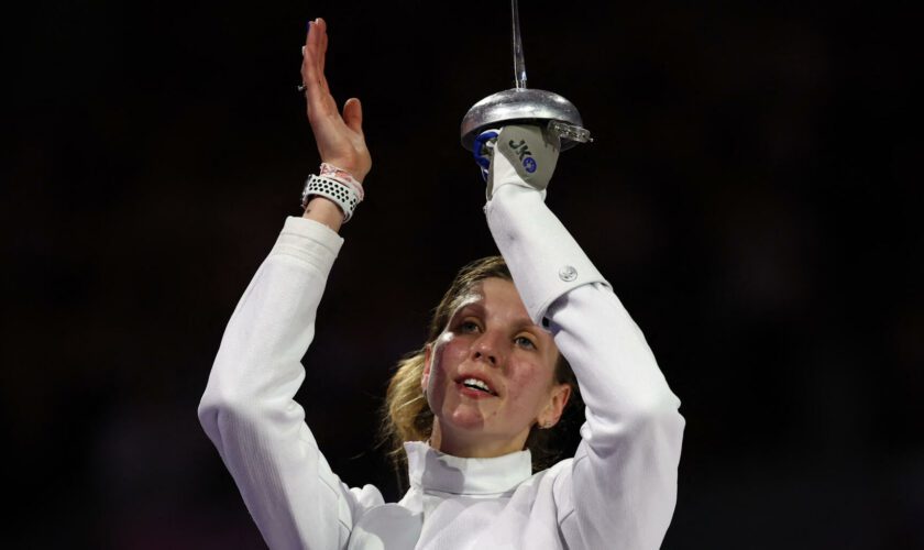 Escrime aux JO de Paris : Auriane Mallo-Breton prend la médaille d’argent à l’épée face à Vivian Kong Man-wai