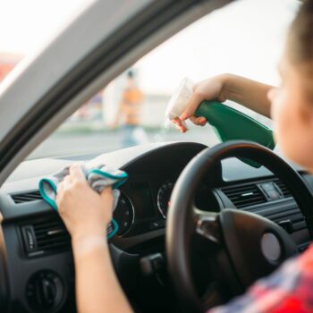 Ce produit bon marché fait des merveilles, pourtant trop peu d'automobilistes s'en servent pour nettoyer leur voiture