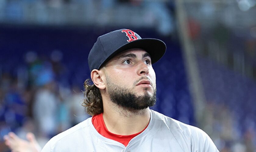 Wilyer Abreu of Red Sox nearly makes catch of the year, crashing into seats during home run robbery try