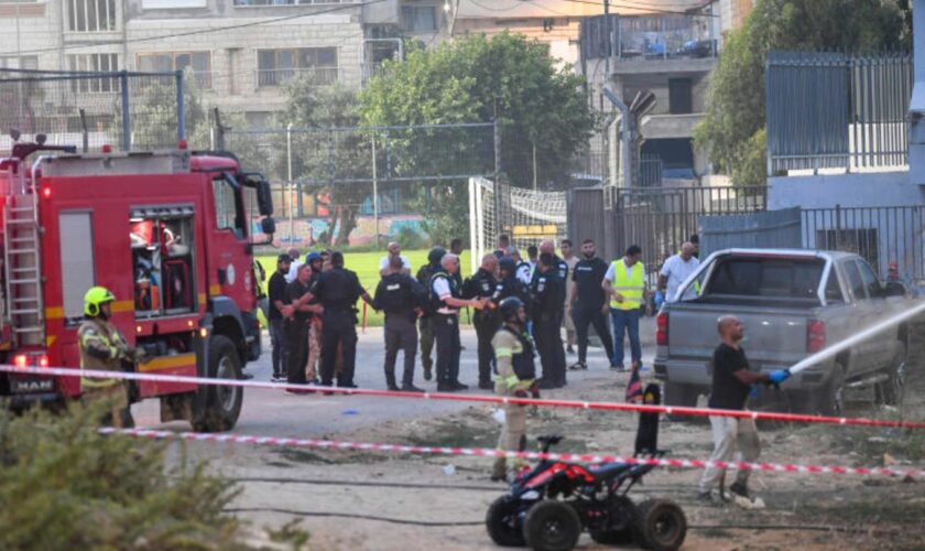 Israelische Polizisten und Feuerwehrleute nach dem Raketenangrif