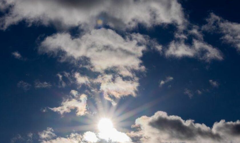 Der Deutsche Wetterdienst sagt wechselhaftes Wetter für den Norden voraus. Am Sonntagmittag besteht den Angaben zufolge ein geri