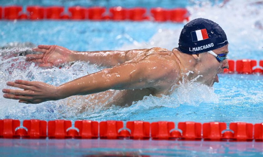 Natation aux JO de Paris 2024 : Léon Marchand décroche l’or sur 400 m 4 nages, début d’une moisson espérée