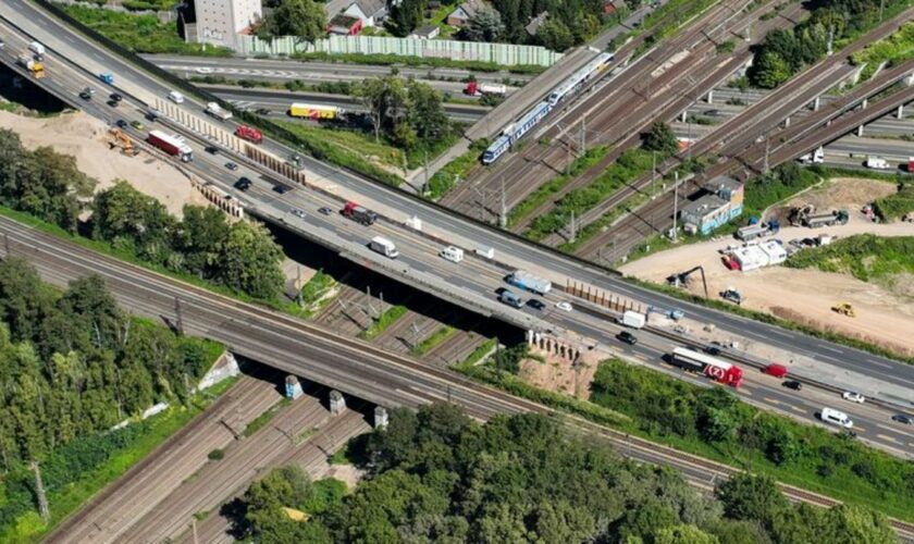 Die Vollsperrung der A3 zwischen dem Autobahnkreuz Duisburg-Kaiserberg und dem Autobahnkreuz Oberhausen-West ist aufgehoben word