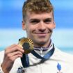 Léon Marchand remporte l’or, un record olympique “et le cœur de la France”