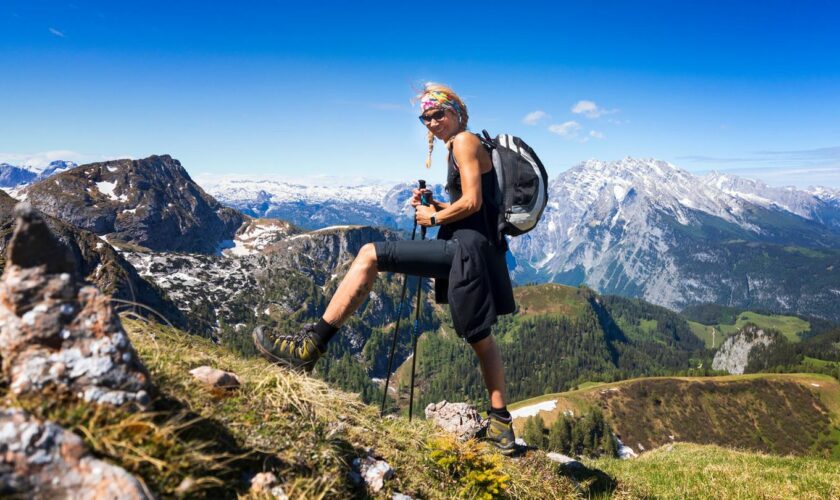 Beim Wandern kann ein Stock nützlich sein