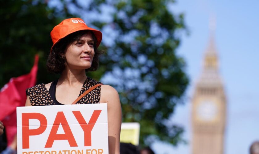 Junior doctors offered 20% pay rise to head off strikes