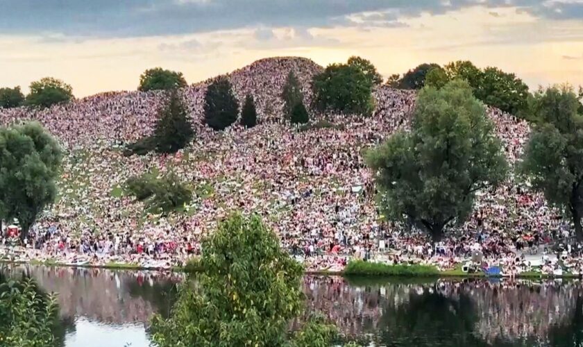 Fanmassen bei Konzert: Swiftie-"Ameisenhaufen": Zehntausende Fans feiern am Olympiaberg in München