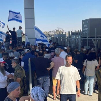 Liveblog zum Krieg in Nahost: Protest gegen Festnahme israelischer Soldaten