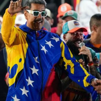 Präsident Maduro feiert seinen offiziell verkündeten Sieg. Foto: Fernando Vergara/AP/dpa