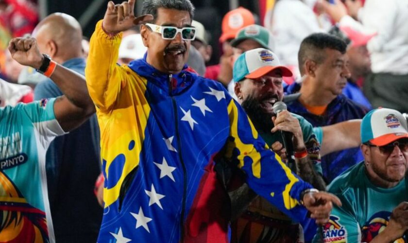 Präsident Maduro feiert seinen offiziell verkündeten Sieg. Foto: Fernando Vergara/AP/dpa