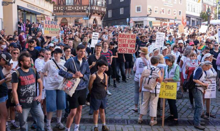 Identitäre Bewegung: Tausende protestieren gegen Rechtsextremist Martin Sellner