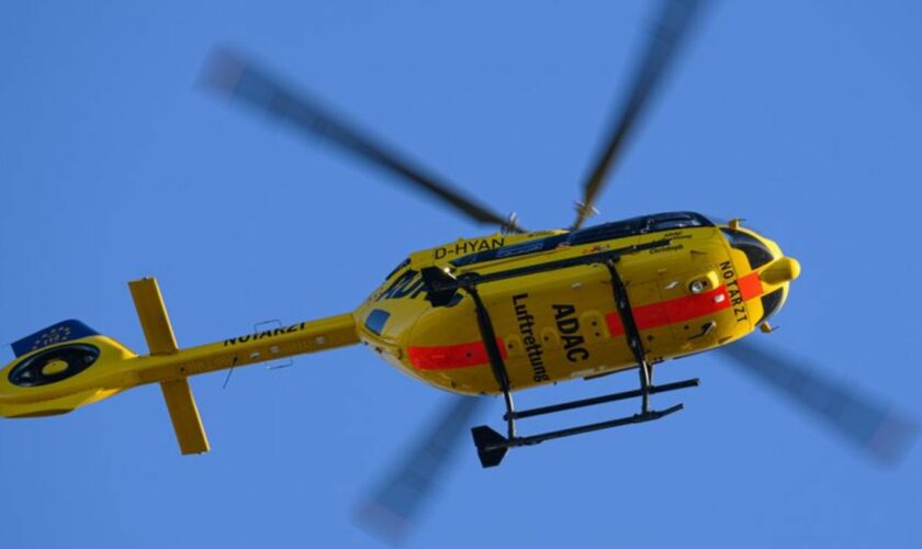 Ein Rettungshubschrauber bringt Schwerverletzte ins Krankenhaus. (Symbolbild) Foto: Robert Michael/dpa