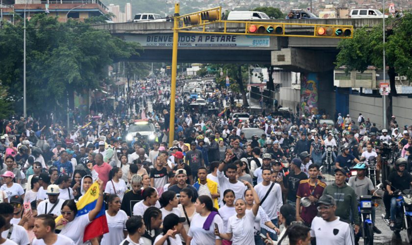 Des milliers de Vénézuéliens protestent contre la réélection de Nicolas Maduro