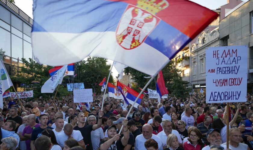 Serbien: Tausende Serben protestieren gegen Lithiumabbau