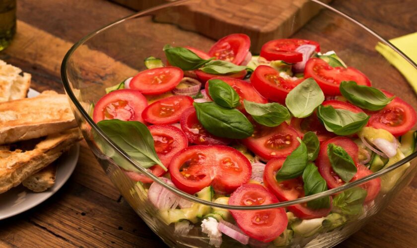 Leichtes Sommerrezept: Mediterraner Ciabatta-Schichtsalat für alle Sommerkinder