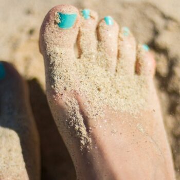 Avant de marcher dans le sable, évitez de passer par la case pédicure