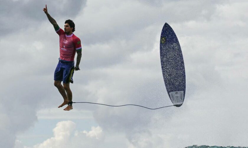 JO de Paris 2024 : les coulisses de la photo du surfeur Gabriel Medina flottant au-dessus de l’eau