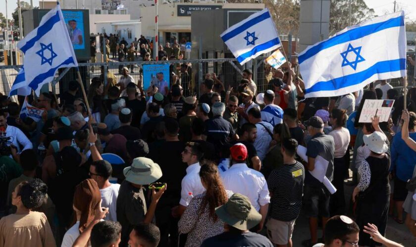 Des extrémistes israéliens attaquent deux bases militaires : “Le pays est dans le gouffre”