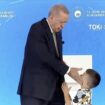 Kontroverses Video: Kein Handkuss – dann ein Klaps! Erdoğan gibt Kind anscheinend Ohrfeige