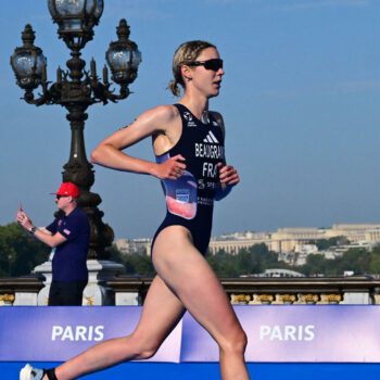 JO de Paris 2024 : la Française Cassandre Beaugrand remporte la médaille d’or au triathlon féminin