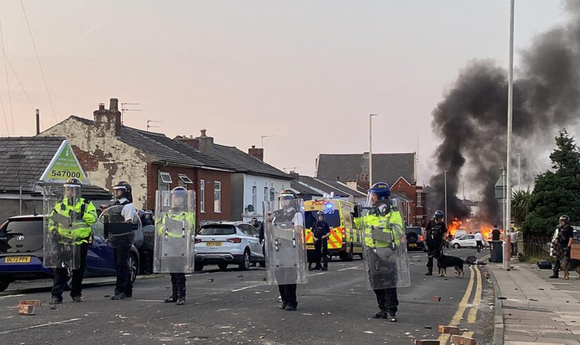 Attaque au couteau au Royaume-Uni : après des heurts à Southport, Keir Starmer promet la fermeté