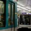 Dans le métro de Paris, un journaliste mexicain ébloui par un “virtuose de l’accordéon”