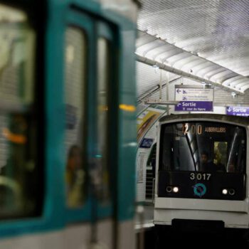 Dans le métro de Paris, un journaliste mexicain ébloui par un “virtuose de l’accordéon”