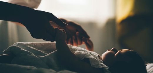 Plötzlicher Kindstod: Darf das Baby doch ins Elternbett?