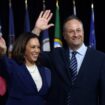 La candidate démocrate à la vice-présidence, la sénatrice américaine Kamala Harris et son mari Douglas Emhoff saluent la scène après la première conférence de presse Biden-Harris à Wilmington, dans le Delaware, le 12 août 2020. Le 21 juillet 2024, Joe Biden s'est retiré de l'élection présidentielle américaine et a soutenu la vice-présidente Kamala Harris en tant que nouvelle candidate du Parti démocrate, dans un geste stupéfiant qui bouleverse une course déjà extraordinaire pour la Maison Blanche en 2024. M. Biden, âgé de 81 ans, a déclaré qu'il agissait dans « le meilleur intérêt de mon parti et du pays » en cédant à des semaines de pression après un débat désastreux en juin contre Donald Trump, qui a ravivé les inquiétudes concernant son âge et sa santé mentale.