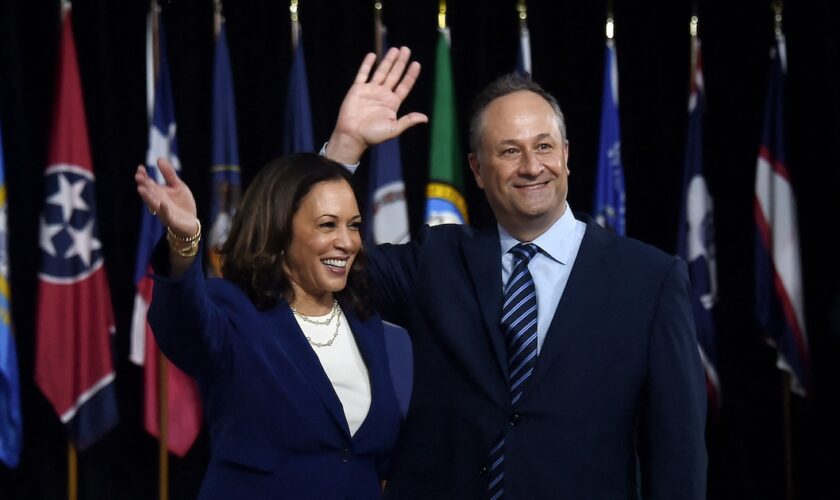 La candidate démocrate à la vice-présidence, la sénatrice américaine Kamala Harris et son mari Douglas Emhoff saluent la scène après la première conférence de presse Biden-Harris à Wilmington, dans le Delaware, le 12 août 2020. Le 21 juillet 2024, Joe Biden s'est retiré de l'élection présidentielle américaine et a soutenu la vice-présidente Kamala Harris en tant que nouvelle candidate du Parti démocrate, dans un geste stupéfiant qui bouleverse une course déjà extraordinaire pour la Maison Blanche en 2024. M. Biden, âgé de 81 ans, a déclaré qu'il agissait dans « le meilleur intérêt de mon parti et du pays » en cédant à des semaines de pression après un débat désastreux en juin contre Donald Trump, qui a ravivé les inquiétudes concernant son âge et sa santé mentale.