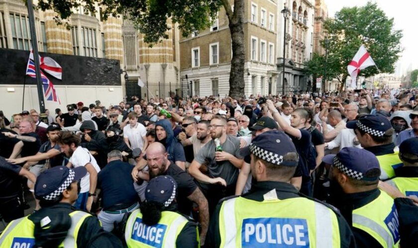 In London eskalierten Proteste von Ultranationalisten. Foto: Jordan Pettitt/PA Wire/dpa