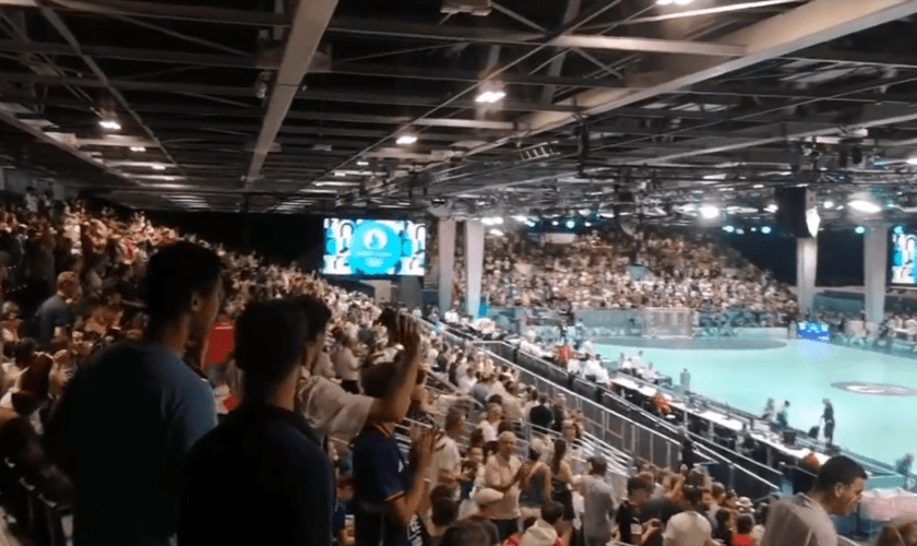 Aux JO de Paris, Léon Marchand et ses médailles fêtées dans toutes les arènes sportives