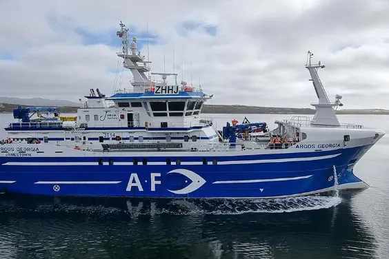 27 tripulantes, diez de ellos españoles, esperan en botes salvavidas un rescate tras el hundimiento del pesquero Argos Georgia en las Malvinas