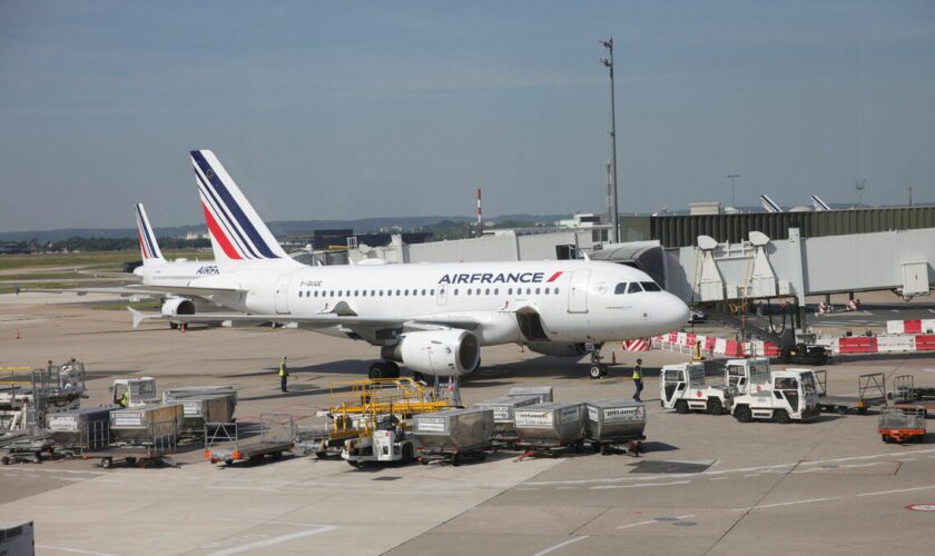 À Orly, le départ d’Air France se déroule dans la douleur : « Des collègues pleurent quand on en parle »