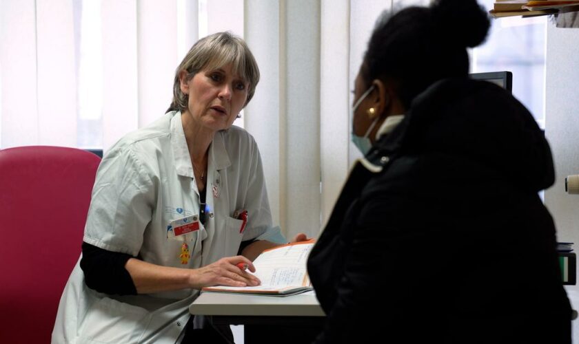 À l'hôpital de Bondy, le pédiatre Sylvie Dieu-Osika tente de sevrer les très jeunes addicts aux écrans