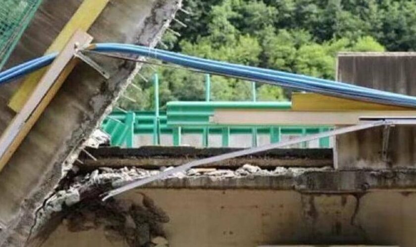 Al menos once muertos y decenas de desaparecidos por el colapso de un puente en China por una riada