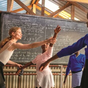 Au Kenya, une danseuse étoile de l'Opéra de Paris et les petites ballerines du bidonville