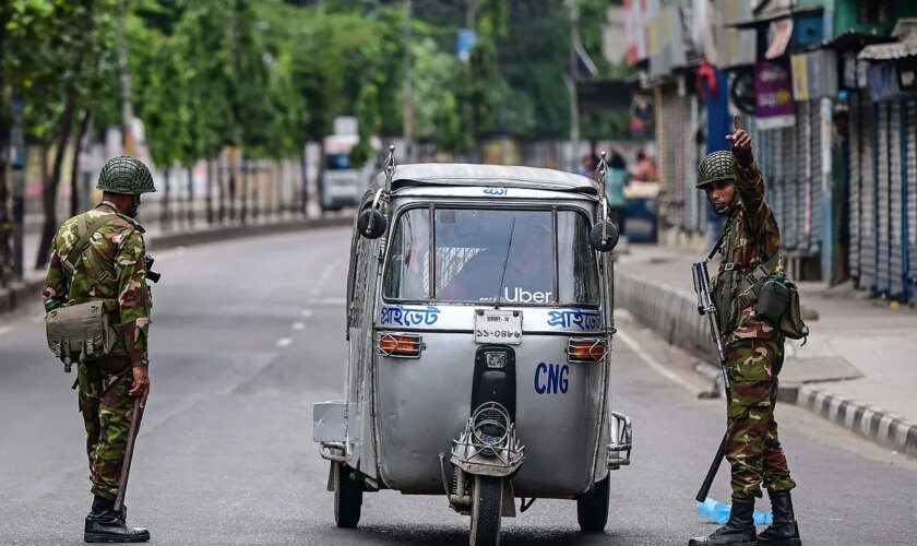 Bangladesh impone un toque de queda tras varios días de mortíferas protestas estudiantiles