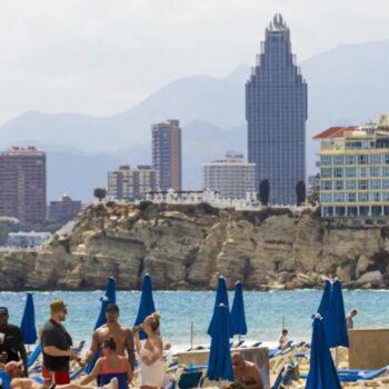 Benidorm prohíbe fumar en dos de sus playas más conocidas