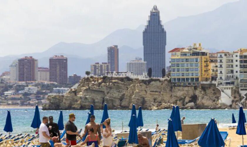 Benidorm prohíbe fumar en dos de sus playas más conocidas