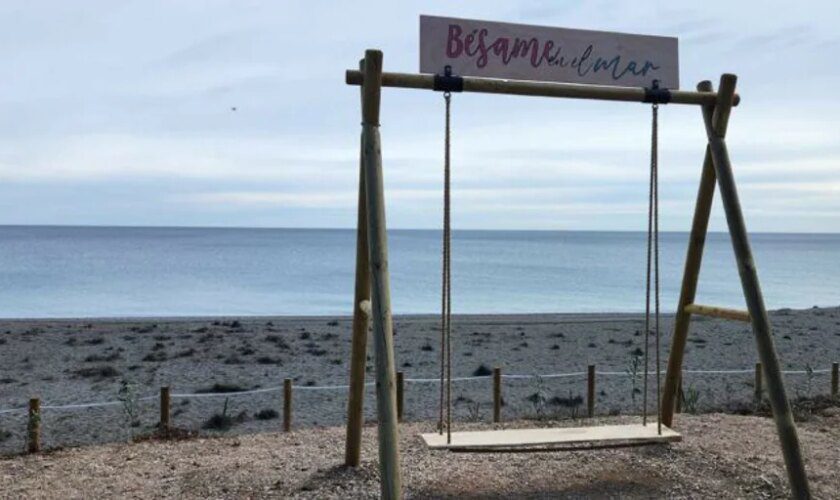 «Bésame en el mar»: el columpio viral de una de las playas paraíso de Málaga